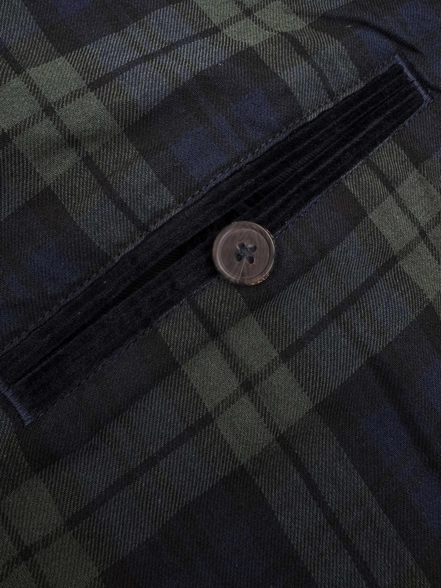 P550 Ralph Lauren embroidered corduroy jacket. Customized wide-ribbed corduroy fabric with clear texture and excellent texture. Comfortable and close to the skin. Elegantly presented with a touch of deep navy blue. Low-key and luxurious. Exquisite red pony logo embellishes it, igniting the overall vitality and passion. The stand-up collar design is simple and elegant. When the light fades, it shows subtle luster changes and is intertwined with the undulations of the wide ribs. The jacket is infused with a fresh soul and has extremely high matching flexibility. Process 1: Adopting imported machine embroidery technology and using advanced computer control systems and precision mechanical components to achieve the iconic pony embroidery operation with high precision and smooth and delicate lines. Process 2: Template machine bag opening. The preset template guides the position, shape and size of the bag opening. The accuracy ensures the quality of the bag opening effect. Process 3: Infrared positioning cutting machine uses infrared emitters and infrared receivers to achieve precise positioning of materials. The accuracy can reach the micron level, thereby meeting the effect of high-precision cutting of plaid alignment. Process 4: The fabrics have been carefully washed and have a better feel. Not easy to deform, not easy to shrink, not easy to fade, and maintain long-term beauty. Accessories: Customized 1:1 Ralph Lauren horn buckle, Customized 1:1 Ralph Lauren bronze puller, Customized 1:1 dark brown leather lanyard, Customized 1:1 Ralph Lauren trademark. Version: Loose version. Size: S M L XL